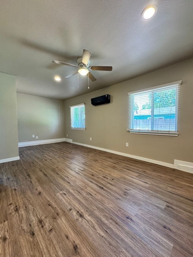 Building Photo - Available Now! 3 Bed/1.5 Bath Close to Downtown Lodi