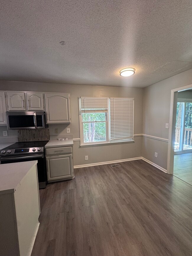 Building Photo - 4218 Queen Victoria Pl