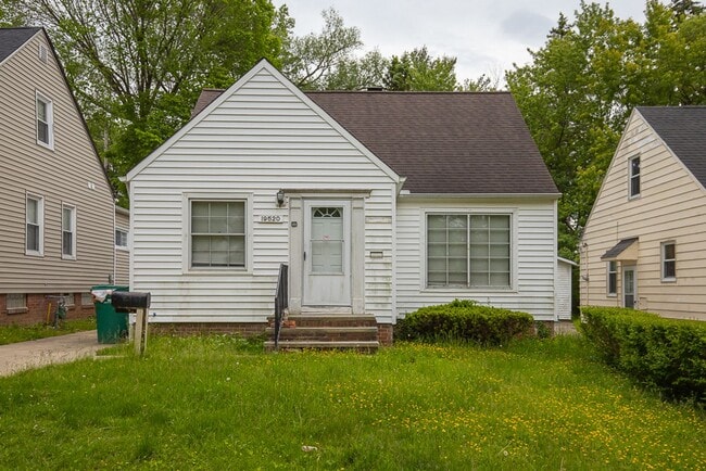 Building Photo - 3 Bedroom/1 bath Single House Maple Hts!!
