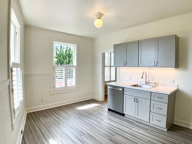 Building Photo - REMODELED and Spacious.  IN-UNIT LAUNDRY! ...