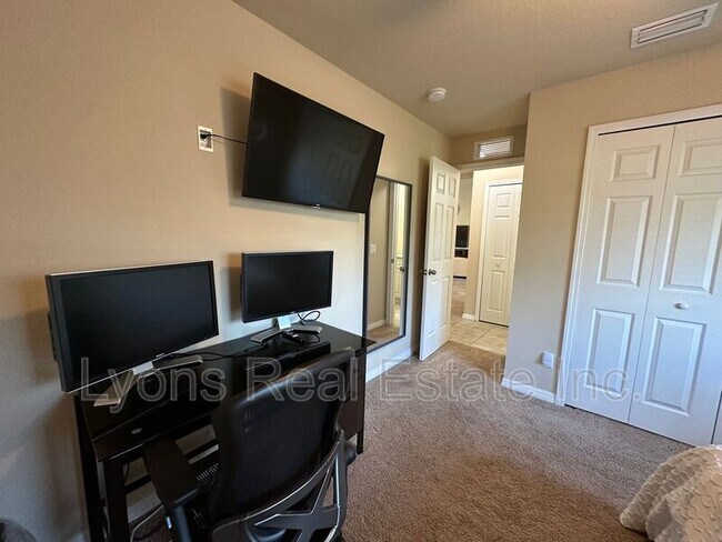 Building Photo - 2202 SE 8th St