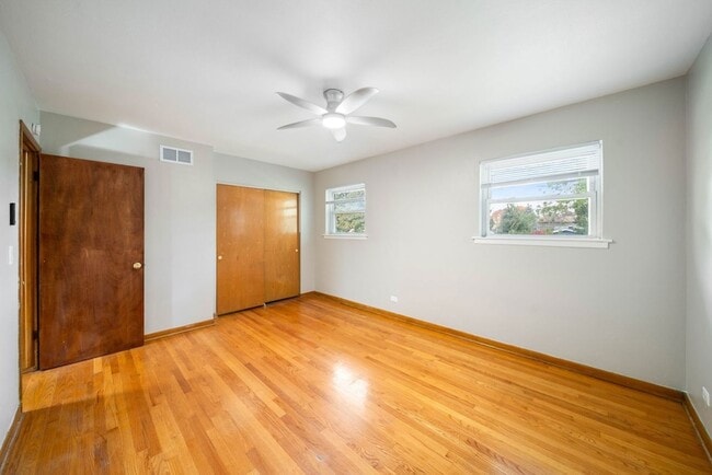 Building Photo - 27 E Thorndale Ave