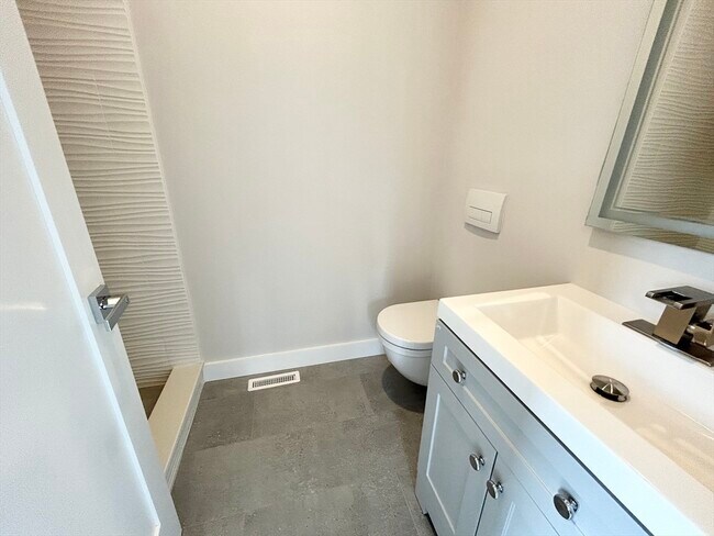 Building Photo - 2 W 3rd St Pl