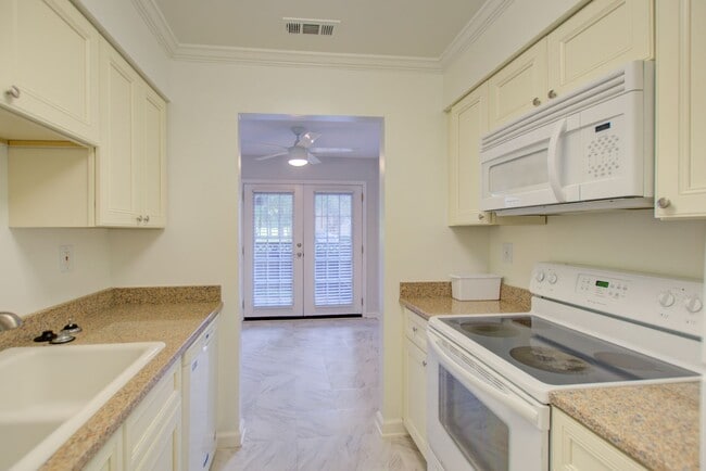 Building Photo - 2 Bed, 2 Bath Centrally Located Condo in G...