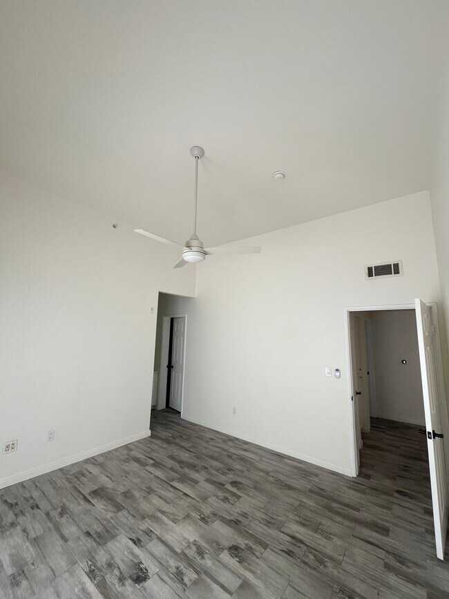 Building Photo - 5260 Premiere Hls Dr