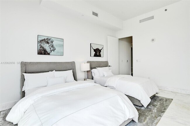 Building Photo - 16001 Collins Ave