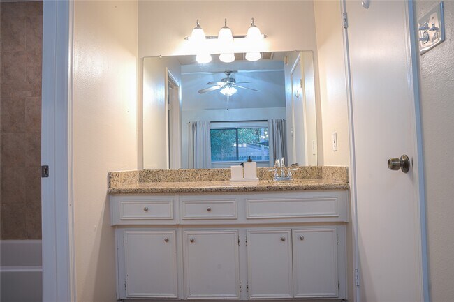 Building Photo - 36 S High Oaks Cir