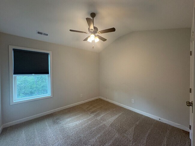 Building Photo - Gorgeous 4 Bed, 2.5 Bath Home in Fayetteville