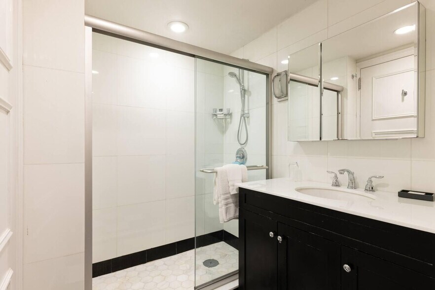 Building Photo - 119 W 57th St