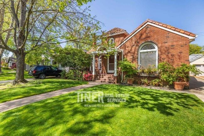 Building Photo - 842 42nd St