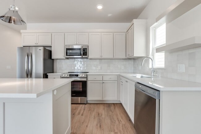 Building Photo - Urban living in Edmond
