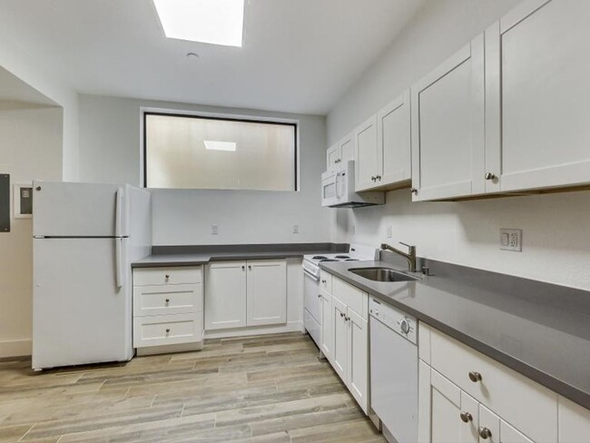 Building Photo - Mission 1BR in the Heart of it All!! In Un...