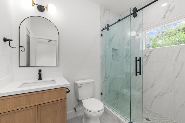 Building Photo - 3348 Sauer St