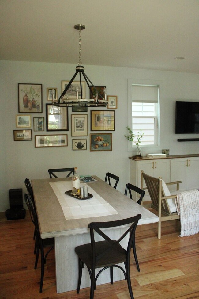 Building Photo - Great 3 bedroom / 2.5 bath Home in East Na...
