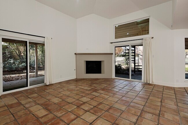 Building Photo - 15 Crinkleroot Ct