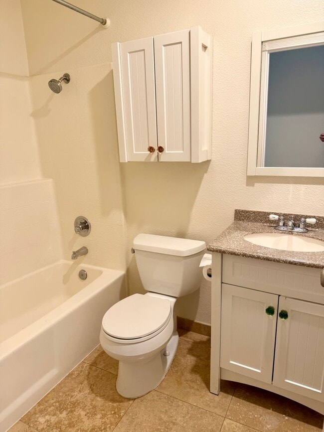 Building Photo - Beautiful Dog-Friendly Home in Oceanside