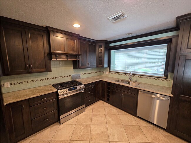Building Photo - 16806 Sandypine Cir