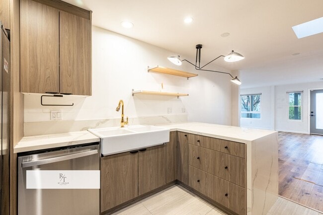 Building Photo - Spacious 4-Bed, 3-Bath Home in Los Angeles – Includes 2 Suites