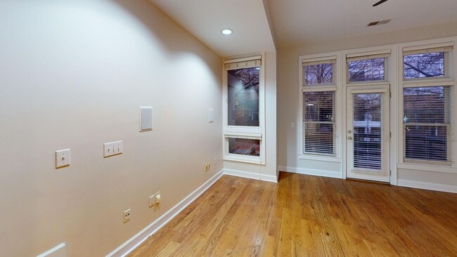 Building Photo - 630 E 10th St