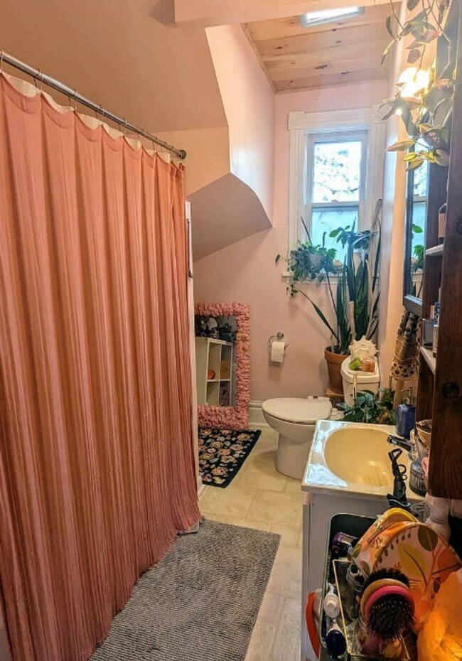 Building Photo - 1802 W 3rd St