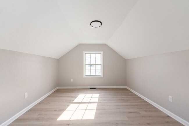 Building Photo - 957 Exeter Rd