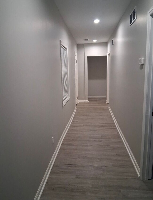 Building Photo - Beautifully Renovated 3 bedroom house!