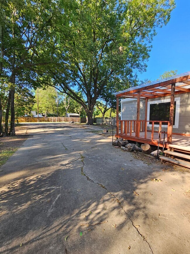 Building Photo - Short-Term Rental ONLY - (4) Bed, (3) Bath with (2) Living Areas Avail NOW!