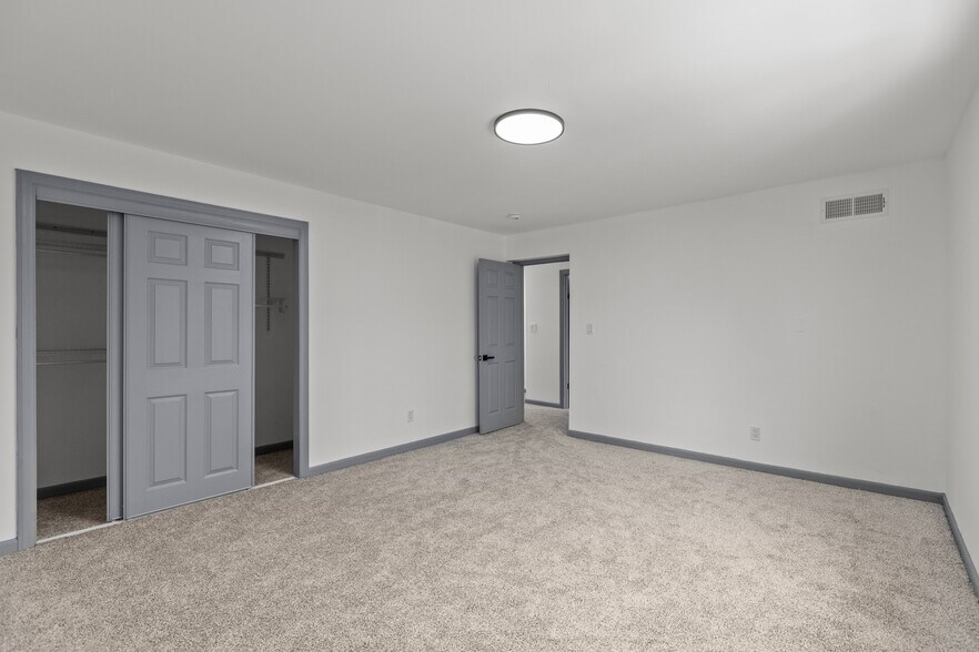 Building Photo - 546 Carriage Cir