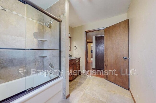 Building Photo - 501 Calle del la Angel