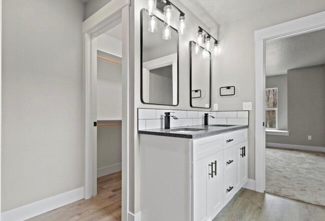 Building Photo - 465 S 3rd E St