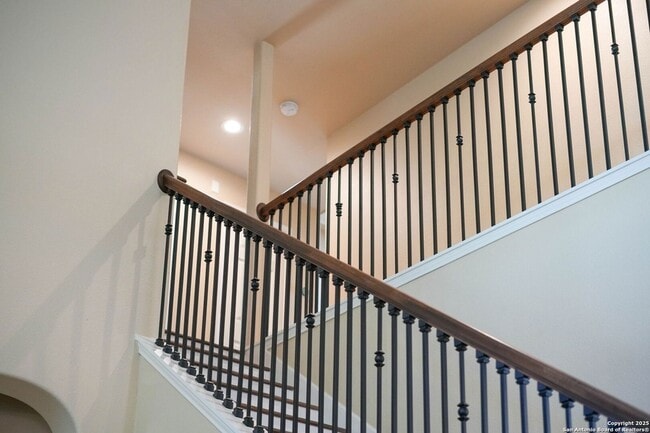 Building Photo - 711 Midway Crest