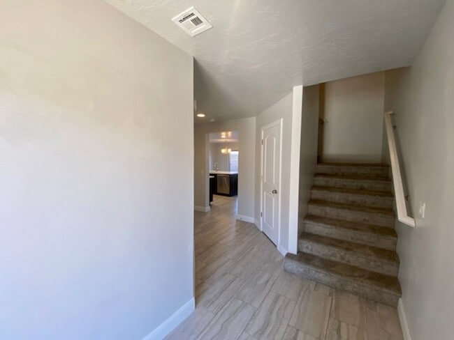 Building Photo - SPACIOUS TOWNHOME FOR RENT!