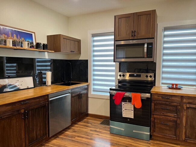 Building Photo - Detroid Shoreway Renovated  4 Bedroom, 2 Bath House with Detached Garage