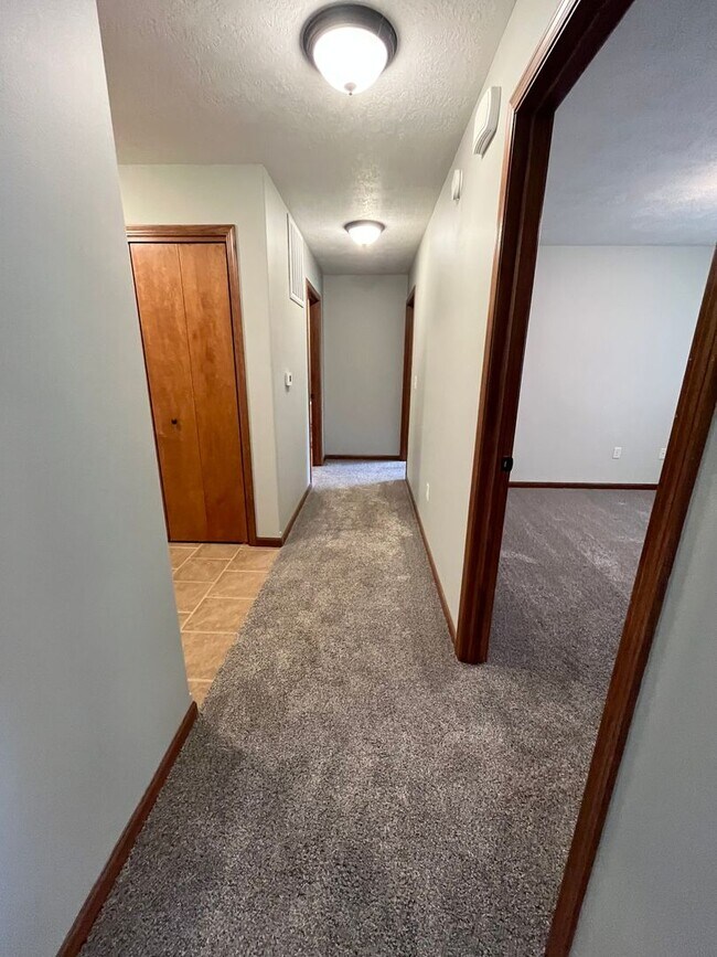 Building Photo - Ground Floor 2 Bed Condo with Attached Garage!