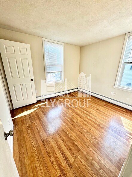 Building Photo - 8 Medford St