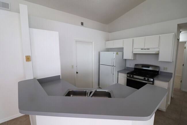 Building Photo - Corner of Curry Ford and Goldenrod 3 bedroom 2 baths and one car garage