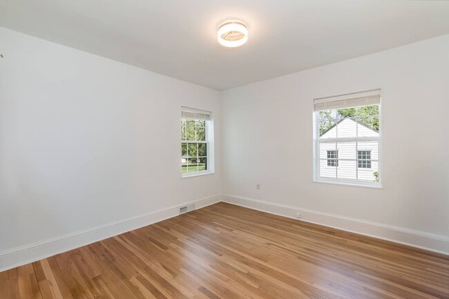 Building Photo - Sheek Updated Home With Pool!