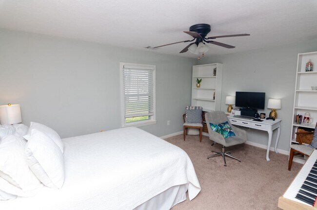 Building Photo - Quaint Single Family Home