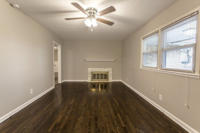 Building Photo - Gorgeous 3 Bedroom Home located near the new HYVEE!