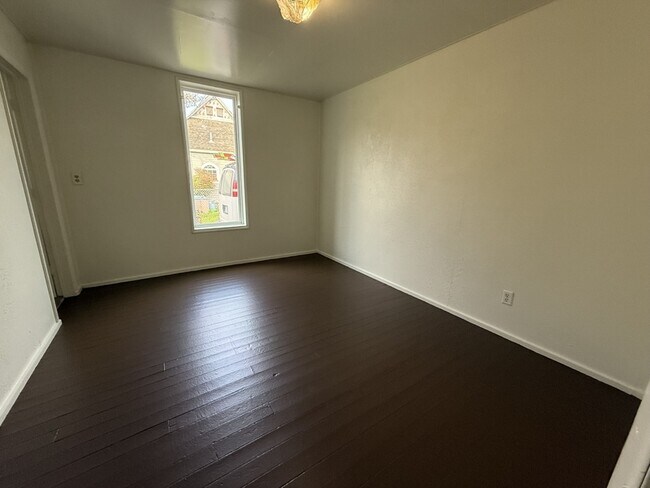 Building Photo - 328 SE Lane Ave