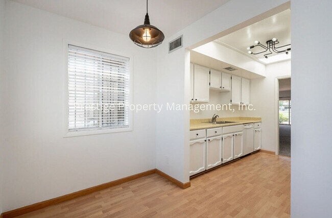 Building Photo - Beautiful Townhouse Overlooking The Golf C...
