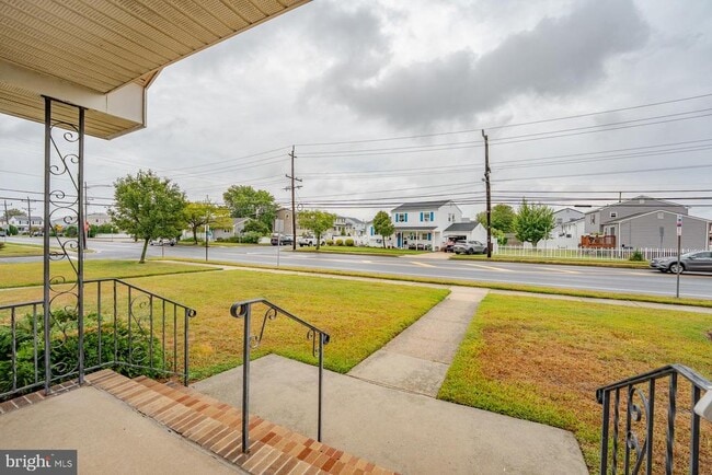 Building Photo - 703 N Oxford Ave