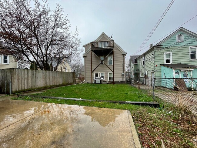 Building Photo - Bright & Spacious 2 Bedroom Lower Unit wit...