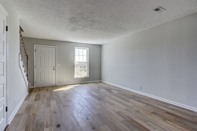 Building Photo - 606 Newhall Dr