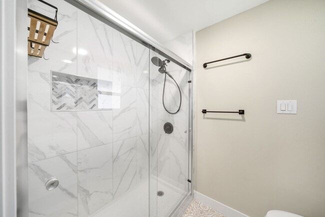 Building Photo - Beautifully updated 3 bed 3 bath Steilacoo...