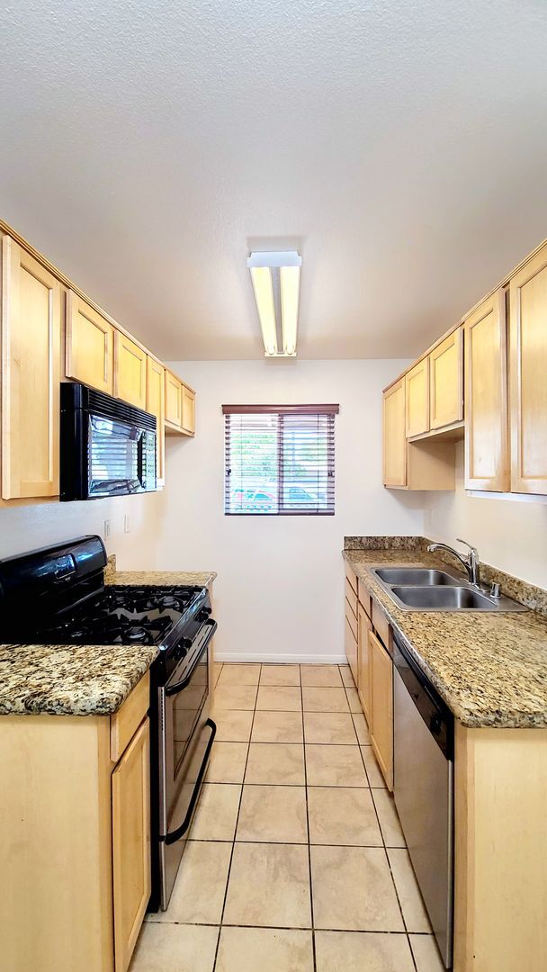 Building Photo - Perfect Single Story Condo Available!