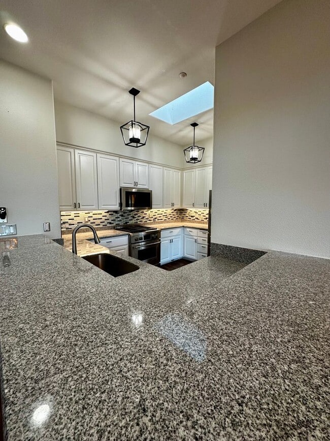 Building Photo - 3 bed 2 bath Well-Maintained Home in Prime...