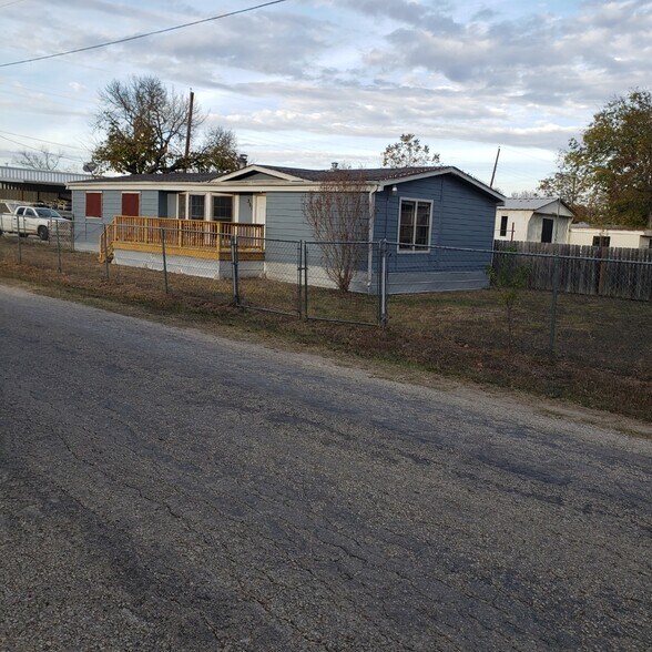 Primary Photo - 301 S Johnson Ave