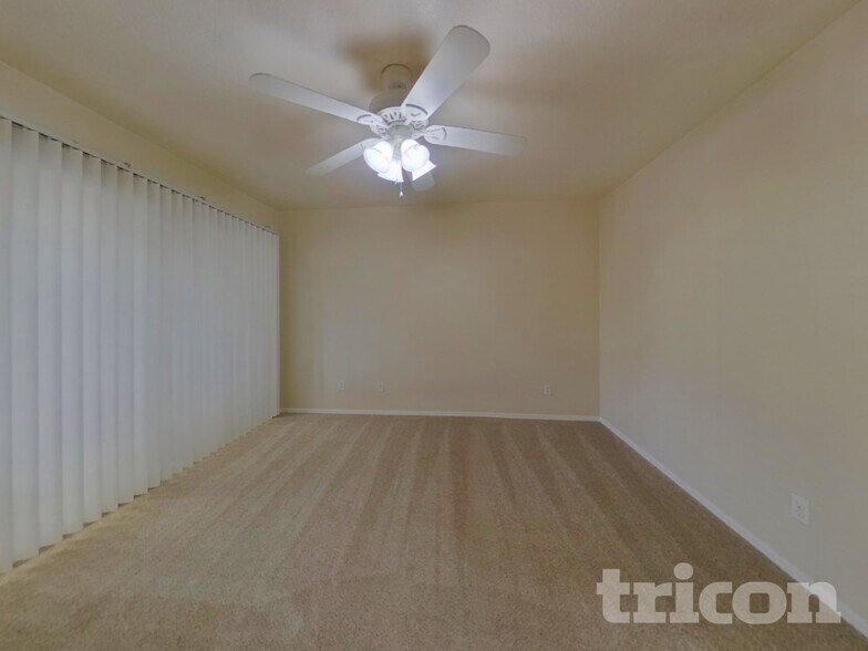 Building Photo - 1880 E Morten Ave