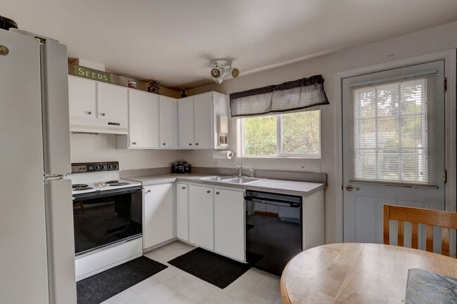 Building Photo - Fully Furnished 2 Bed 1 Bath Condo (Water/Sewer/Trash included)